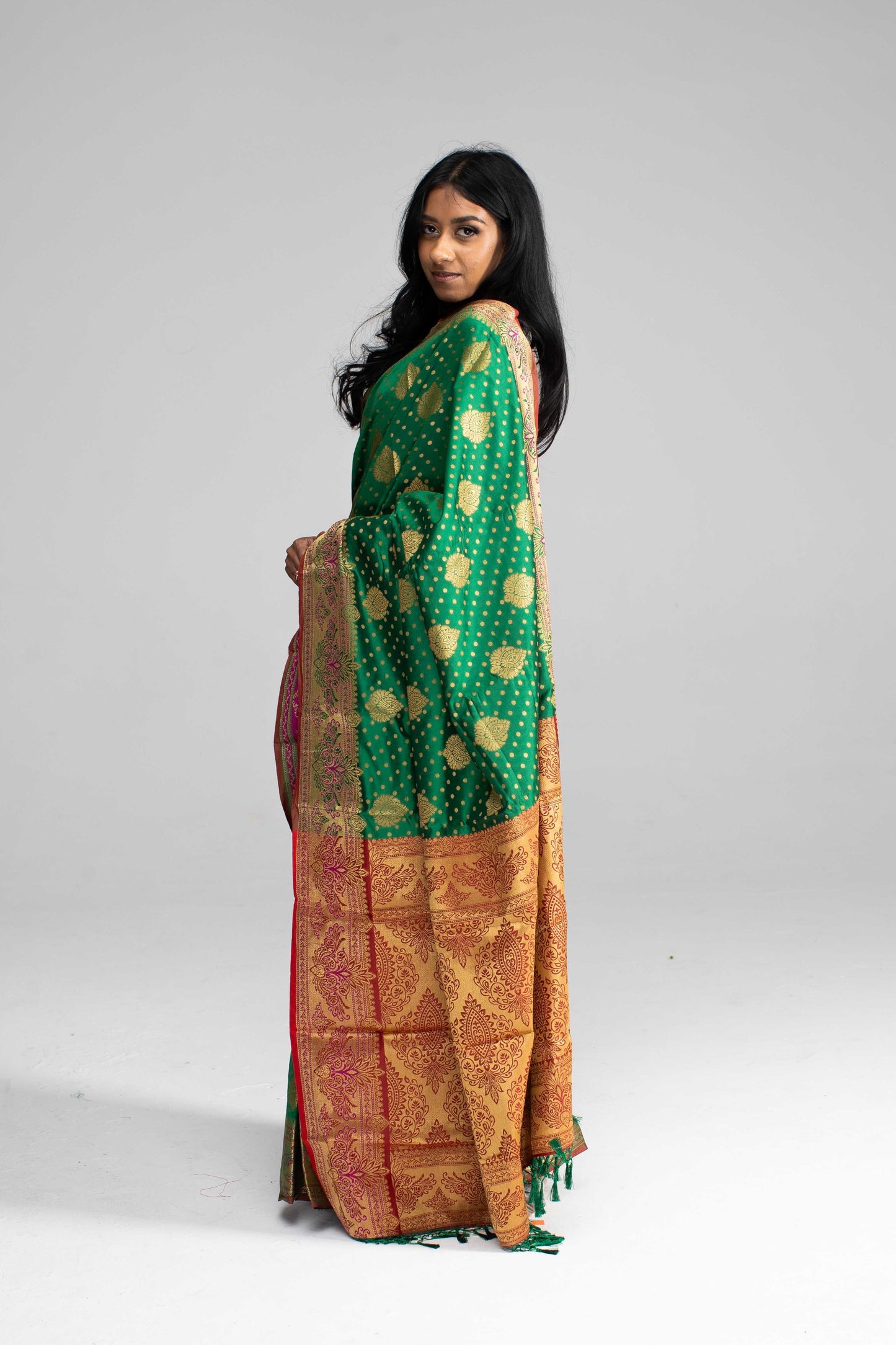 Graceful Green Silk Saree with Contrasting Pink Border