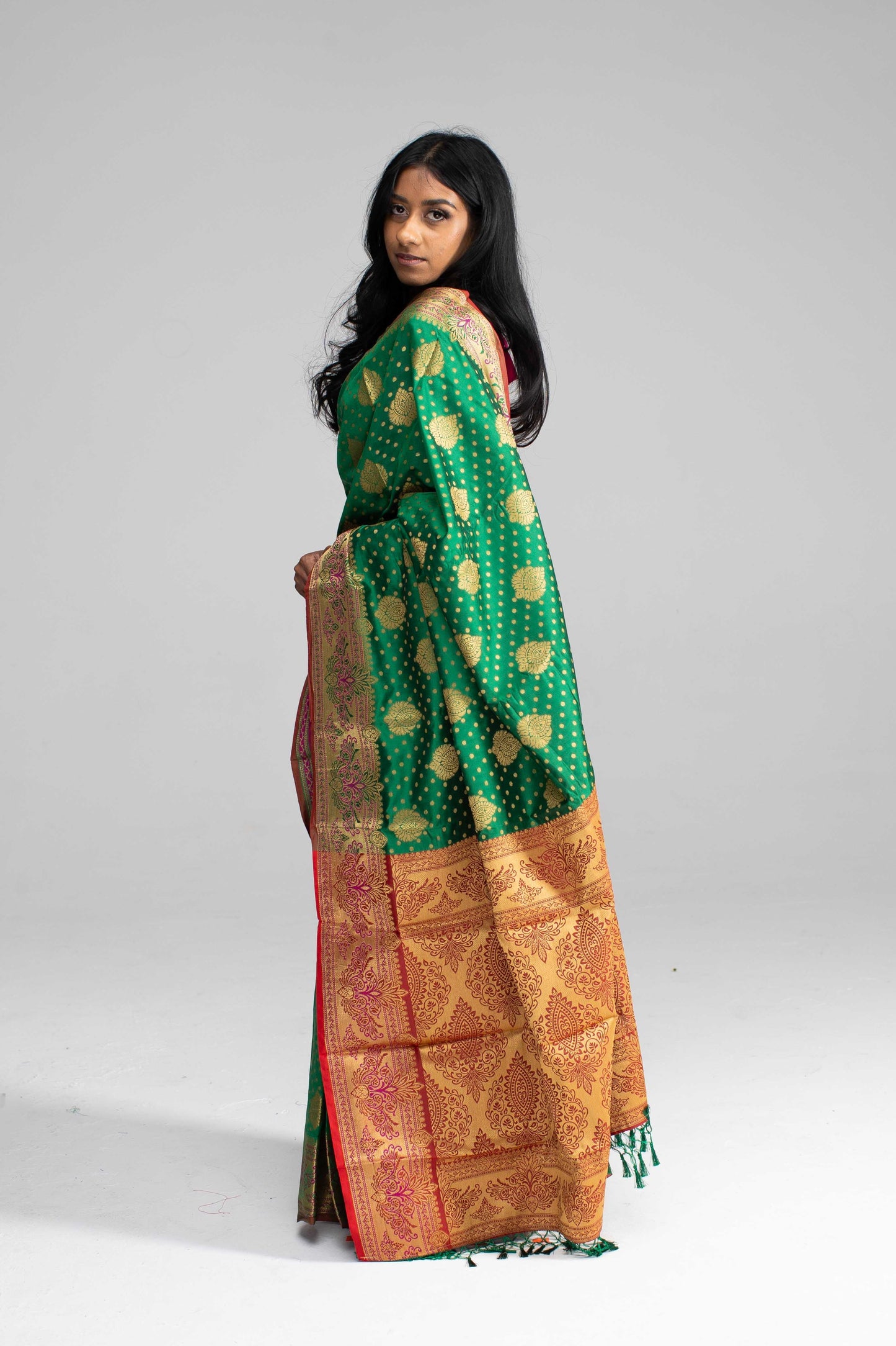 Graceful Green Silk Saree with Contrasting Pink Border